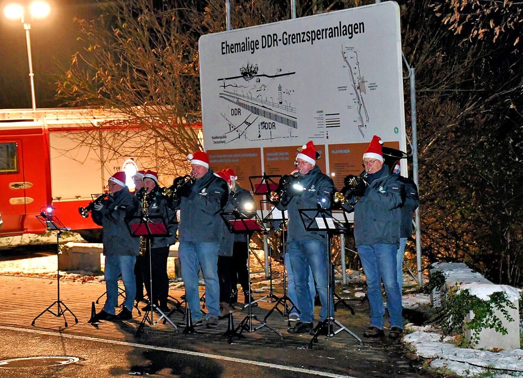 Musikalisch begleitet wurde das Baumanleuchten an der Büstedter Brücke von der Breitenroder Blaskapelle.