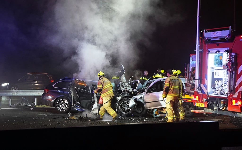 Hilfskräfte der Feuerwehr sind an der Unfallstelle beim Autobahnkreuz Hoevelaken östlich von Amsterdam im Einsatz.