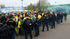 Polizisten stehen bei einer Gruppe von Fans des FC Nantes. Bei Zusammenstößen zwischen Fanlagern ist ein Fan ums Leben gekommen.