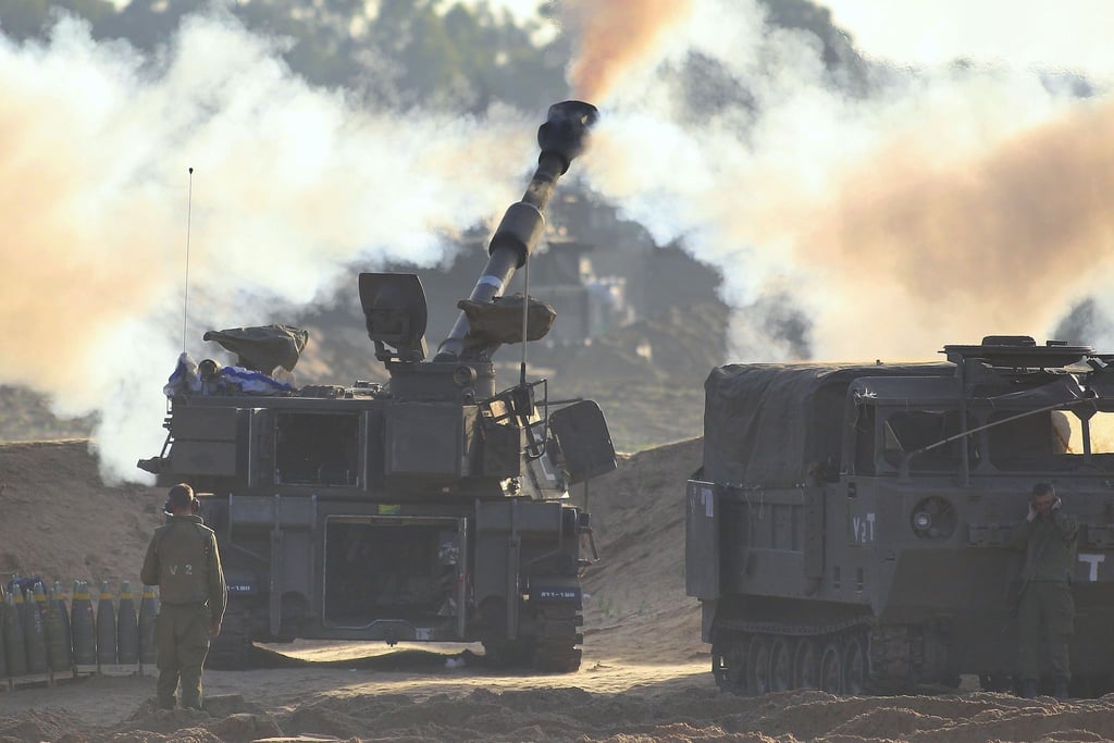 Eine israelische Artillerie feuert in Richtung des Gazastreifens.