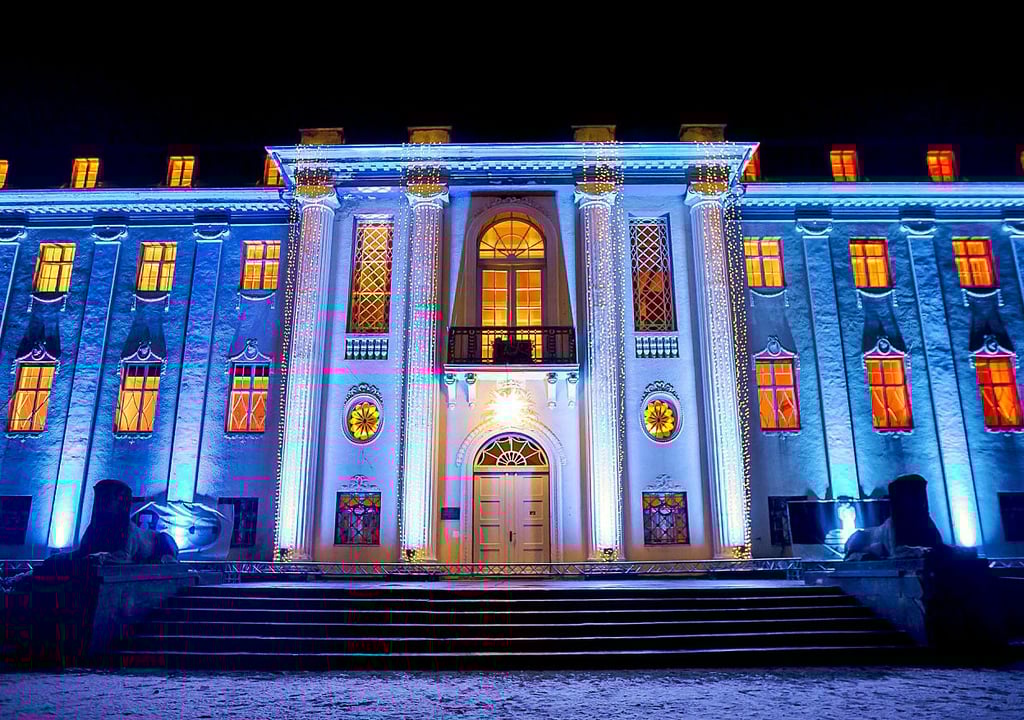 Das beleuchtete Schloss in Tangerhütte lädt ab 17. Dezember wieder zum "Lichtblick" ein.