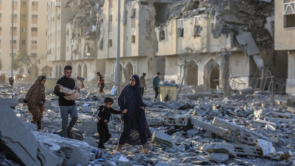 Bewohner fliehen nach einem israelischen Angriff aus dem Gazastreifen.