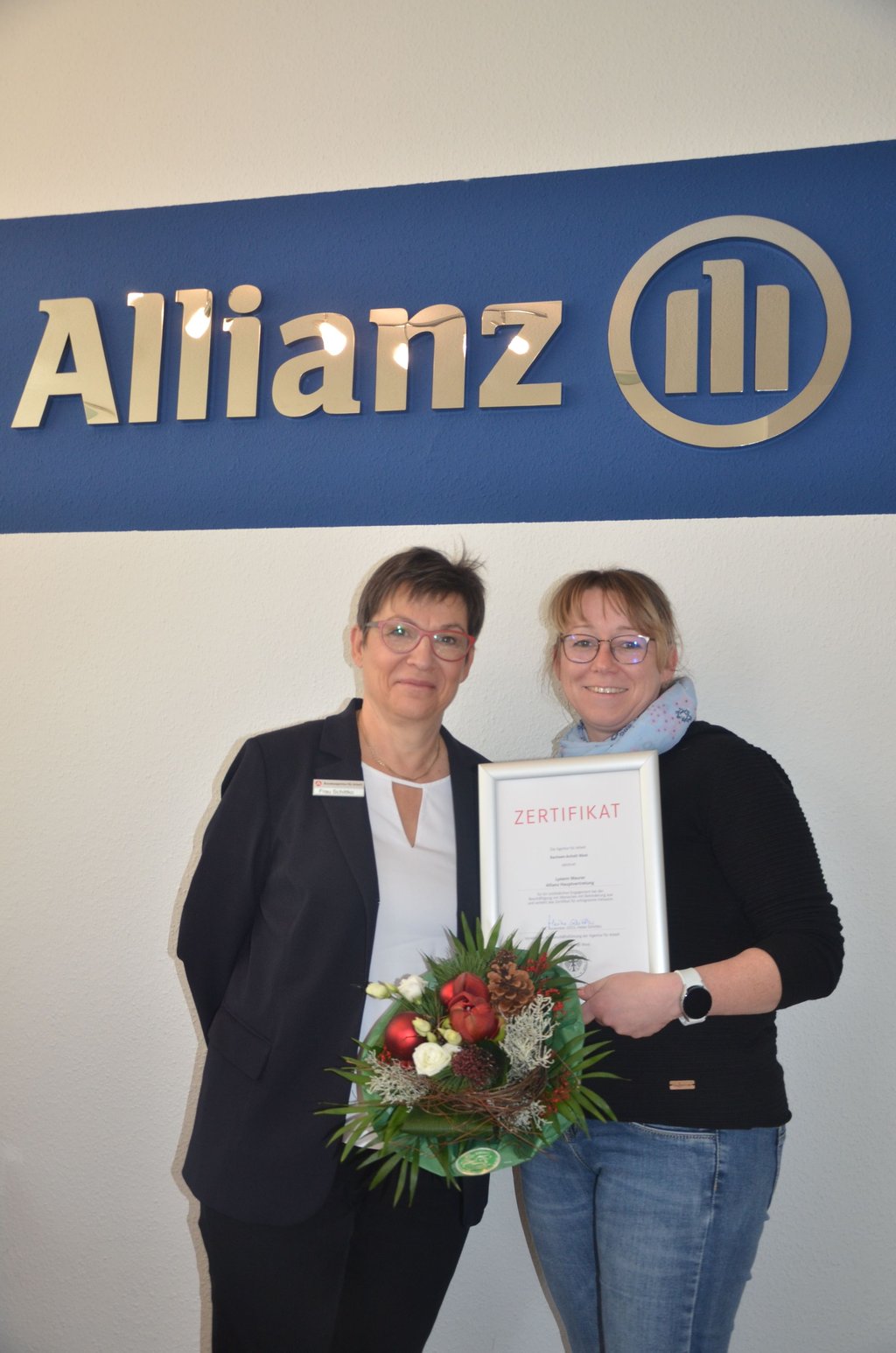 Heike Schnittko, Chefin der Chefin der Agentur für Arbeit Sachsen-Anhalt West, hat das Zertifikat an Lysann Maurer, Inhaberin des Allianz-Büros in Alsleben, übergeben.