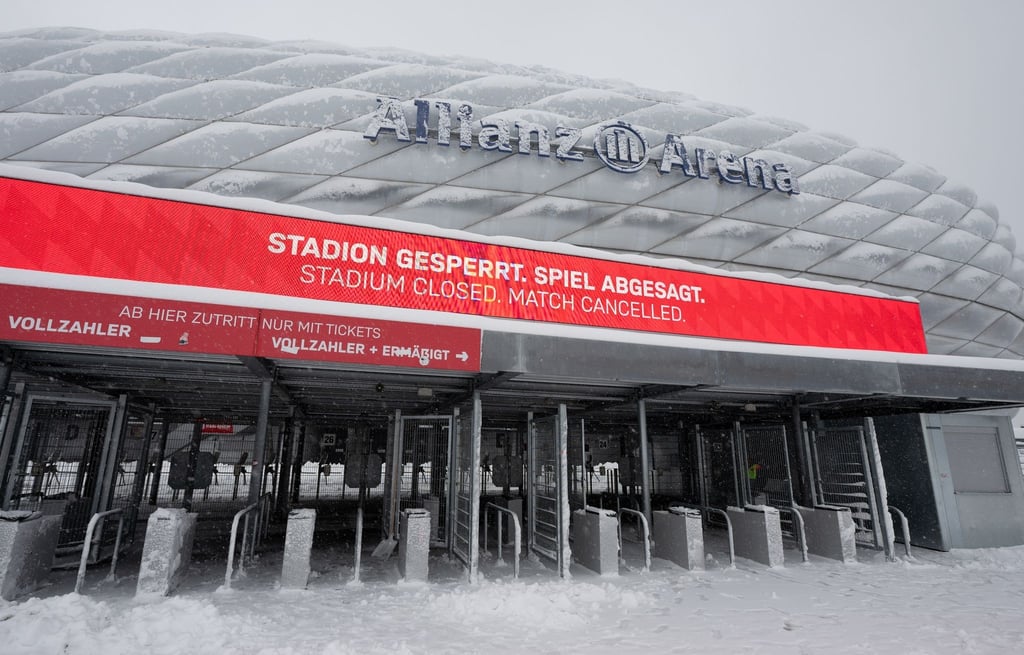 Eine Anzeigentafel mit der Aufschrift „Stadion gesperrt.