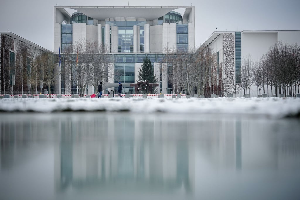 Blick auf das Bundeskanzleramt: In der Haushaltskrise rechnet SPD-Chefin Esken damit, dass der Bundeshaushalt für 2024 noch in diesem Jahr abgeschlossen werden kann.