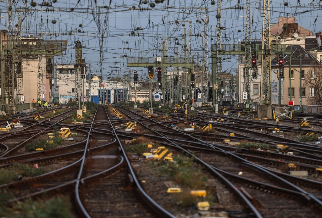 Die Gleise vor dem Bahnhof sind leer.