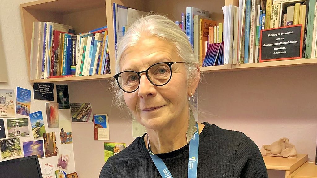 Klinikseelsorgerin Rosemarie Bahn geht zum Jahresende in den Ruhestand. Mehr als 20 Jahre lang hat sie am Städtischen Klinikum Dessau Menschen begleitet. Ihre Tasche war immer dabei - und wird nun leer.