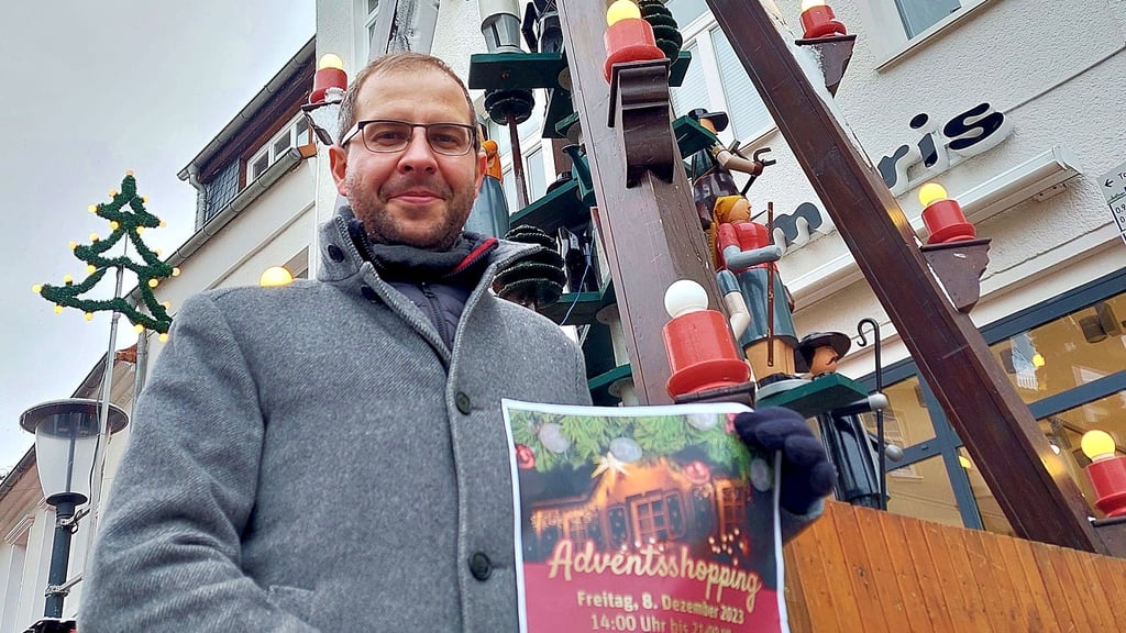Burgs Bürgermeister Philipp Stark mit dem Flyer füs das Adventsshopping am 8. Dezember.