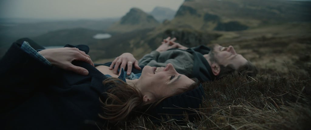 Aylin Tezel als Kira und Chris Fulton als Ian in einer Szene des Films „Falling Into Place“.