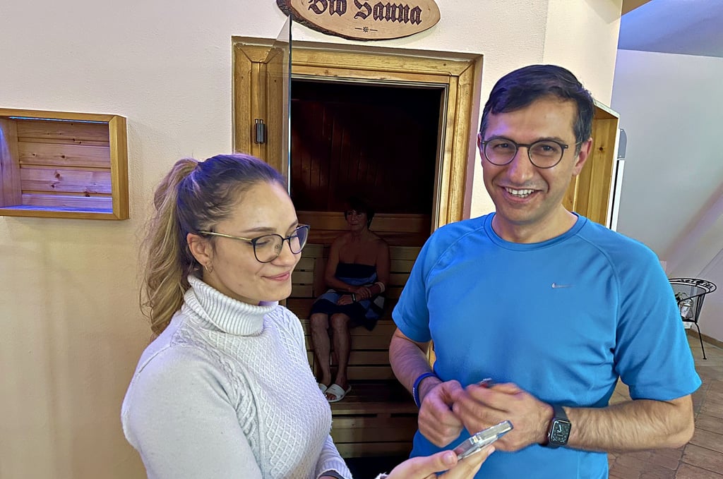 Doktorandin Ricarda Möbert und Dr. Tarek Bekfani, Kardiologe am Uniklinikum, checken die Daten der Probanden auf dem Handy.