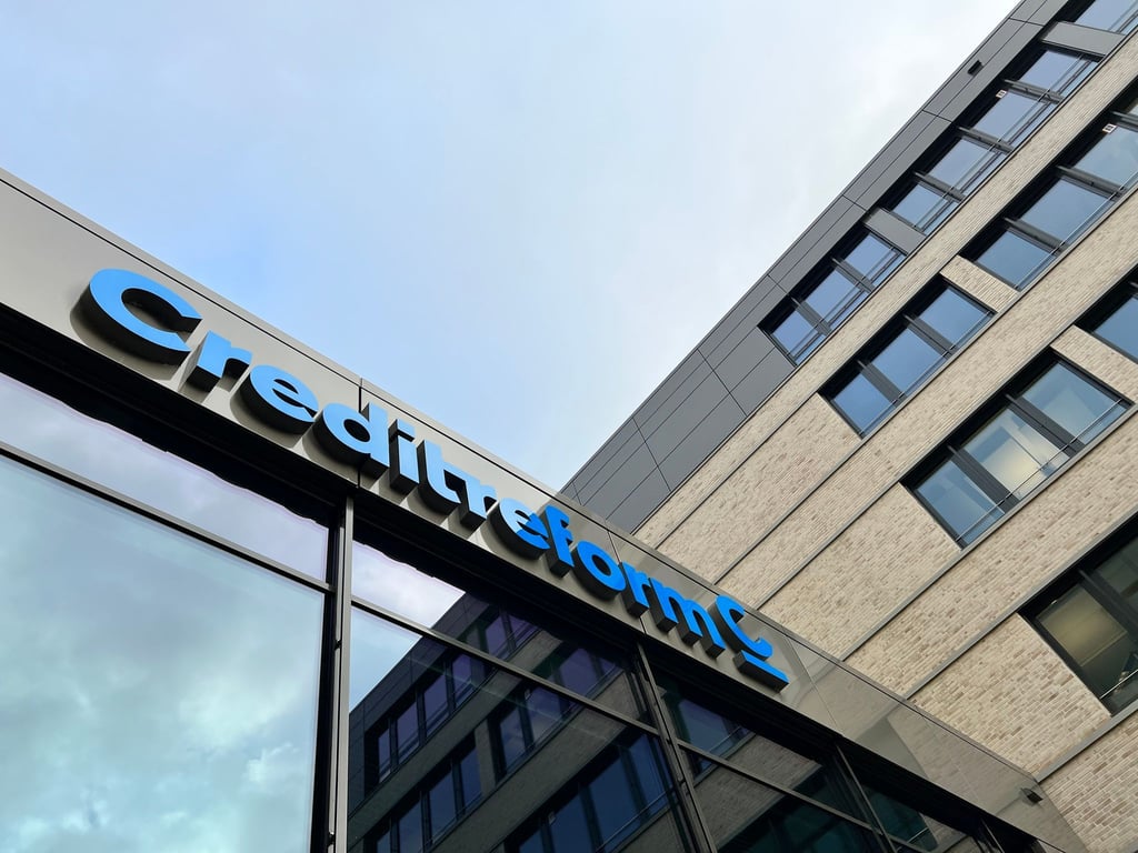 Das Logo der Wirtschaftsauskunftei Creditreform hängt am Eingang des Unternehmens.