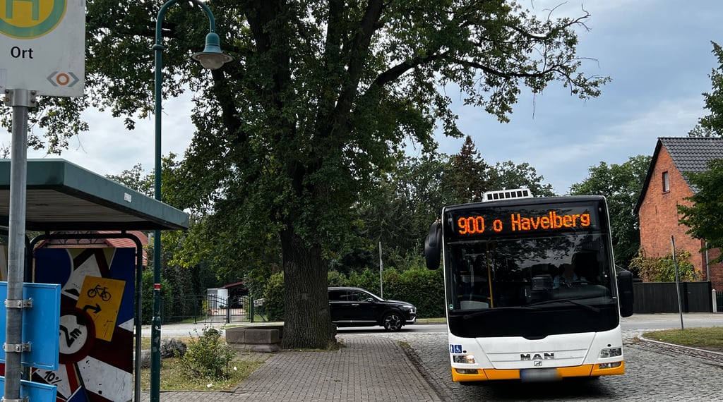 Die Bushaltestelle in Klietz muss ab dem Fahrplanwechsel als Zustieg in die Landeslinie 900 von den Fahrgästen aus Neuermark-Lübars genutzt werden.