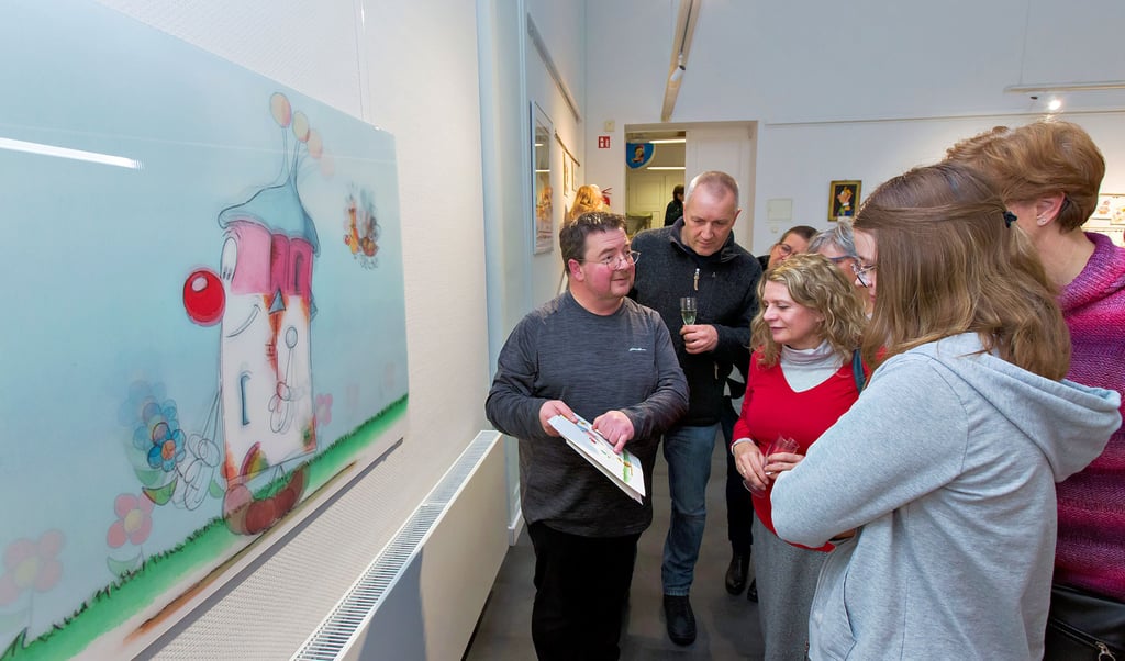 Steffen Fischer erklärt den Besuchern der Vernissage, wie das Halli-Wackelbild entstanden ist.