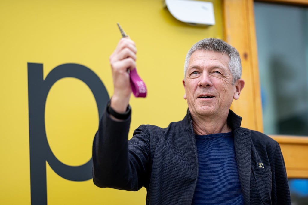 Volker Heller, Direktor der Stiftung Zentral- und Landesbibliothek Berlin hält einen Schlüssel.