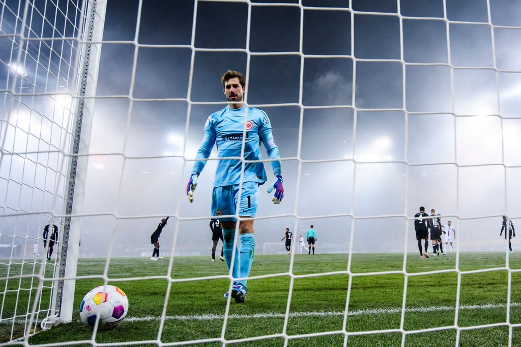 Frankfurts Torwart Kevin Trapp richtet eine Mahnung an sein Team.