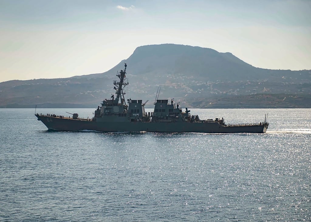 Der Marine-Zerstörer „USS Carney“ habe auf Notrufe der Frachter reagiert und Hilfe geleistet, hieß es.