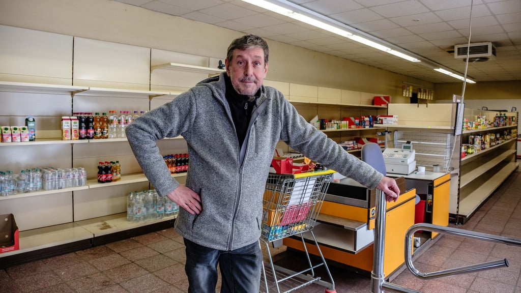 Guido Martschei hat für seinen Laden viel gegeben, aber jetzt hört er auf: Im City-Markt in Abtsdorf läuft der Ausverkauf.