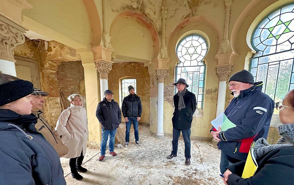 Staatsminister Rainer Robra (re.) in der Trauerhalle auf dem Jüdischen Friedhof in Köthen. Das Land unterstützt deren Sanierung.