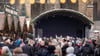 Die Bühne auf dem Erfurter Weihnachtsmarkt ist am "Tag der Stille" leer.