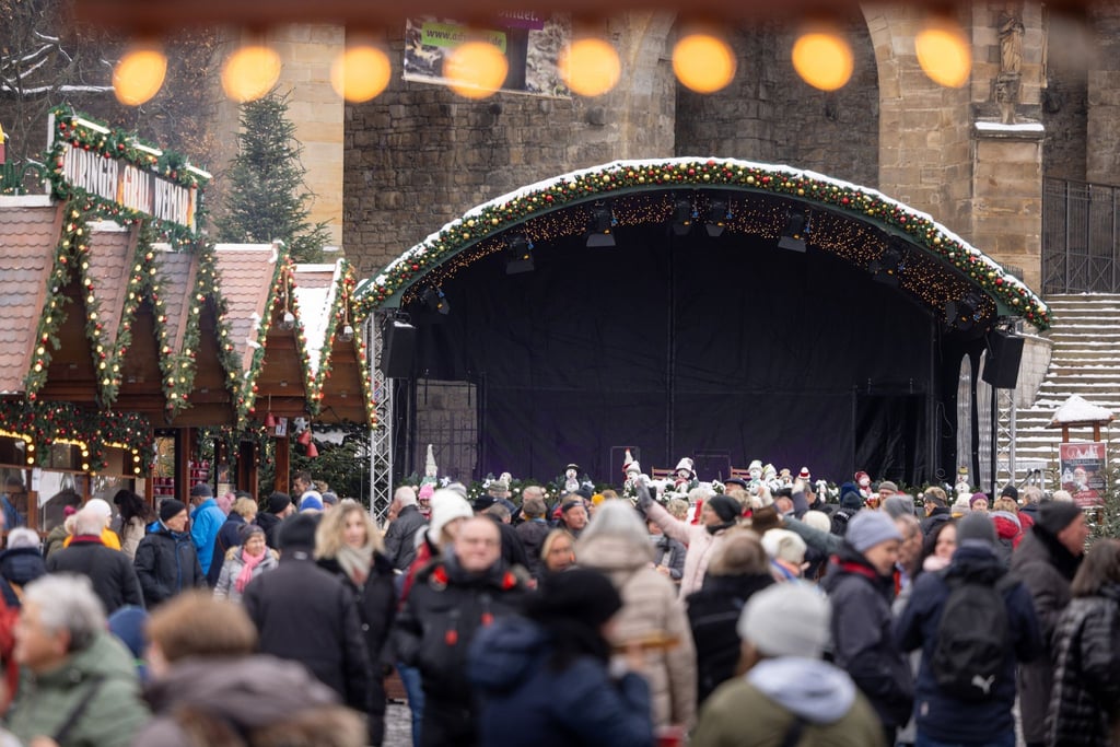 Die Bühne auf dem Erfurter Weihnachtsmarkt ist am "Tag der Stille" leer.