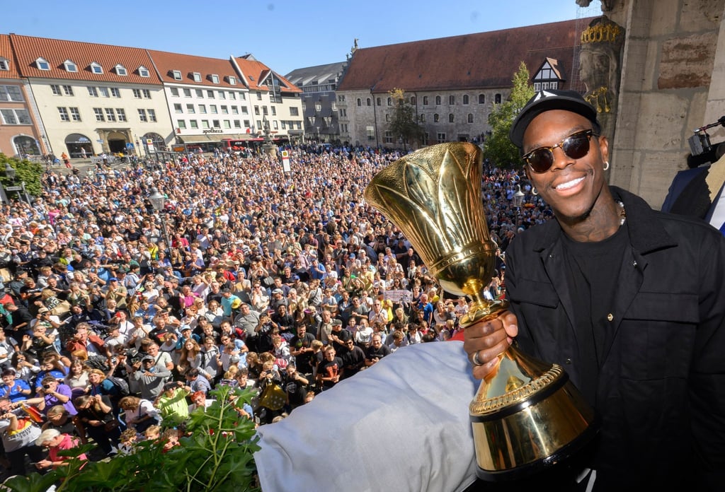 Dennis Schröder mit dem WM-Pokal.