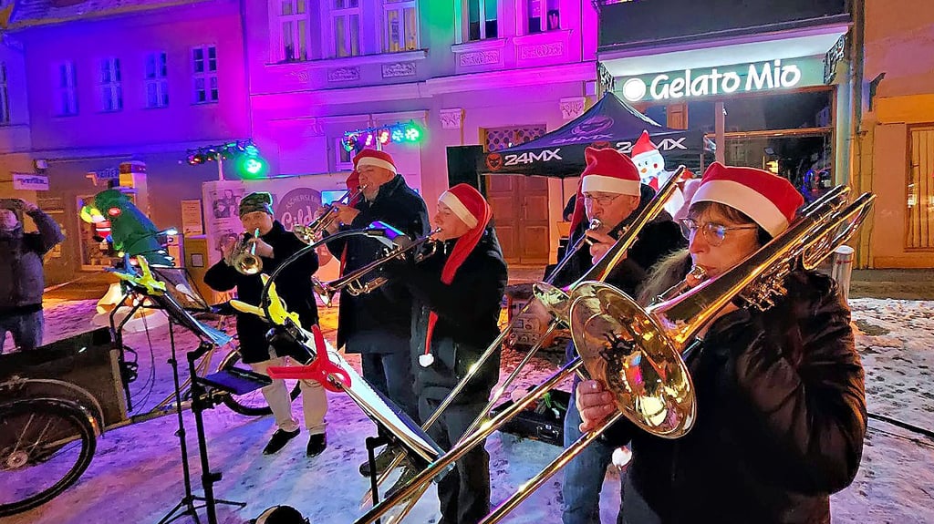 Weihnachtliche Klänge kommen von den Ascherslebener Turmbläsern.