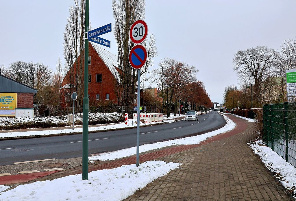 Ein Blick in die Neustädter Straße in Havelberg, wo sich rechterhand der Eingang zum Seniorenzentrum befindet. In dem Bereich müssen Autofahrer Tempo 30 fahren. Ob dort ein weiterer Fußgängerüberweg möglich wäre?