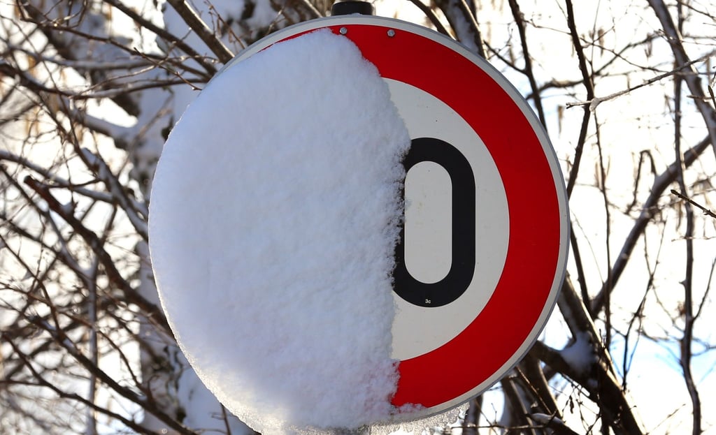 Verschneite Verkehrszeichen bleiben gültig, solange ihre Bedeutung klar erkennbar ist. Hier können nur Ortskundige wissen, dass es sich um ein Tempo-30-Schild handelt.
