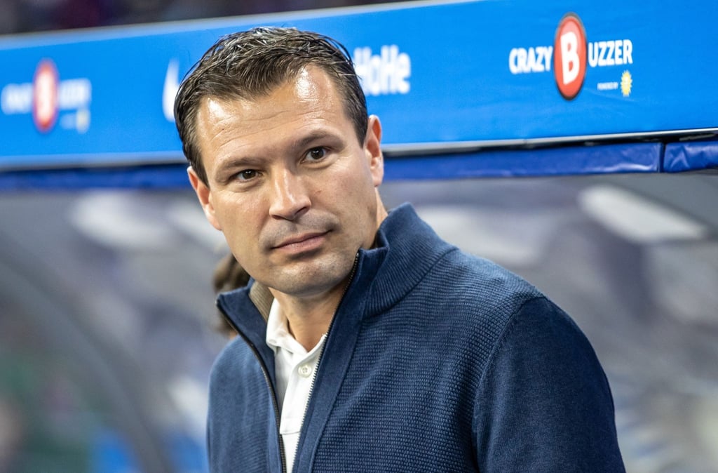 Benjamin Weber, Sportdirektor von Hertha BSC, lächelt vor Spielbeginn.
