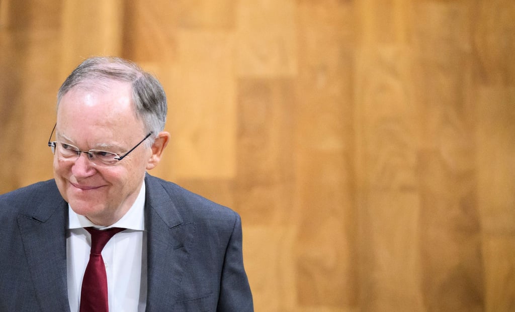 Stephan Weil (SPD), Ministerpräsident Niedersachsen, kommt in den Landtag Niedersachsen.