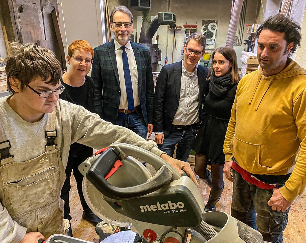 Marco Wustrau (v. l.) erläutert Kathleen Döring vom gemeinsamen Arbeitgeberservice der Agentur für Arbeit Sachsen-Anhalt Nord und des Jobcenters der Landeshauptstadt Magdeburg, Agenturchef Matthias Kaschte, Agentur-Sprecher Georg Haberland, Jobcenter-Sprecherin Paula Schulz sowie Gilles Fugier aktuelle Aufgaben für den Tag.