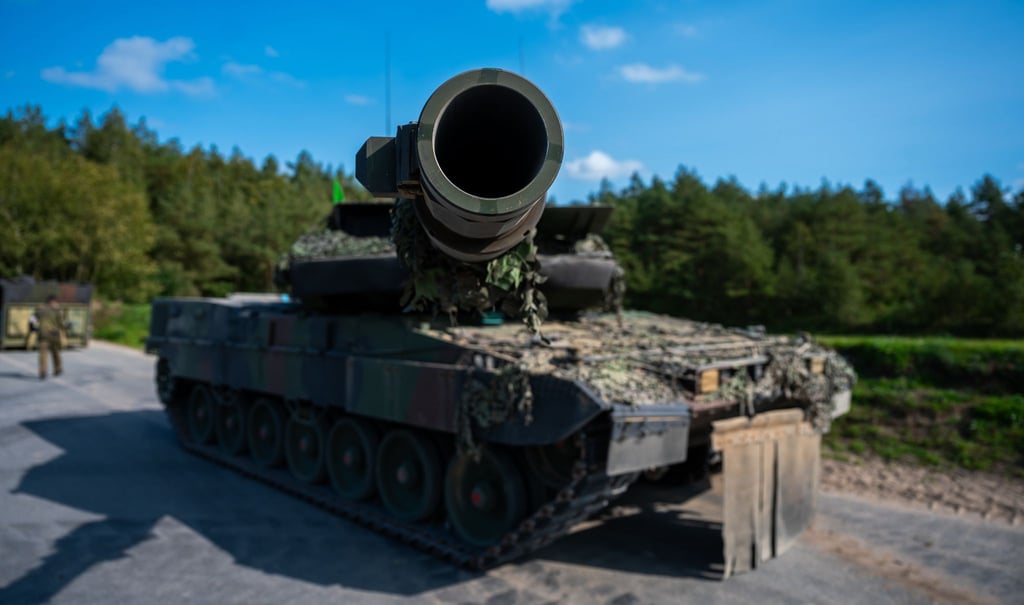 Ein Kampfpanzer der Bundeswehr vom Typ „Leopard 2 A7V“ steht auf einem Übungsplatz (Symbolfoto).