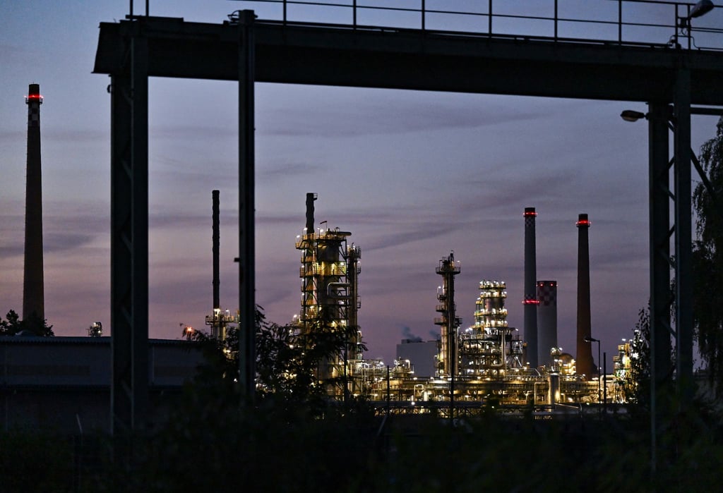 Anlagen zur Rohölverarbeitung auf dem Gelände der PCK-Raffinerie GmbH am Abend.