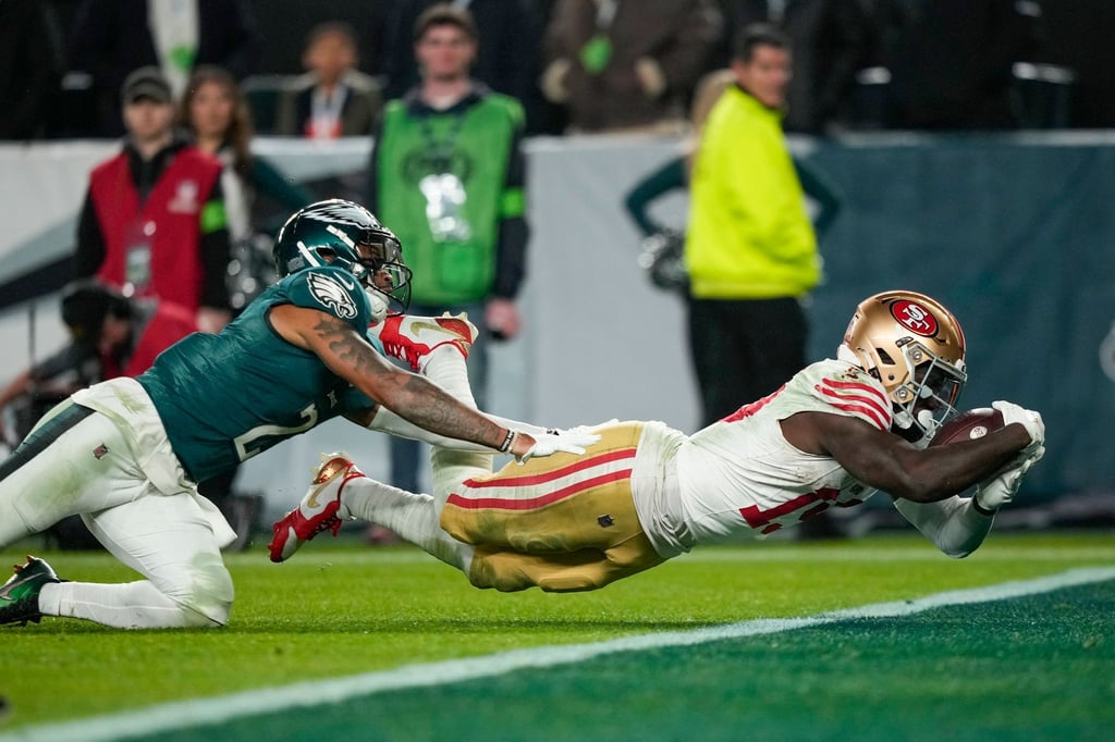 San Francisco 49ers Wide Receiver Deebo Samuel (r) taucht für einen Touchdown.