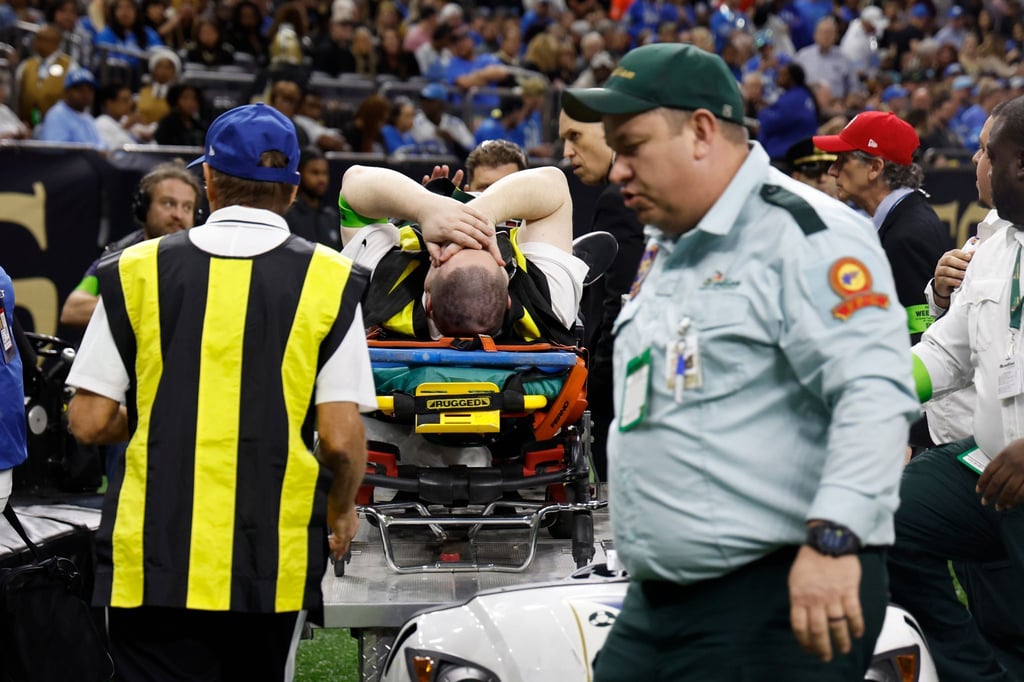 Schiedsrichter Nick Piazza wurde an der Seitenlinie am Knie verletzt und musste ins Krankenhaus gebracht werden.