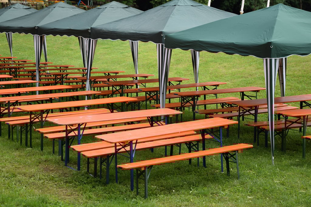 Bierzeltgarnituren und Pavillons gehören zu den Gegenständen die aus dem Fundus der Stadt Magdeburg geliehen werden können.