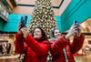 Ein Selfie vor dem größten begehbaren Weihnachtsbaum der Region: Nicole und Antonia Prochaska im Neustadt Centrum