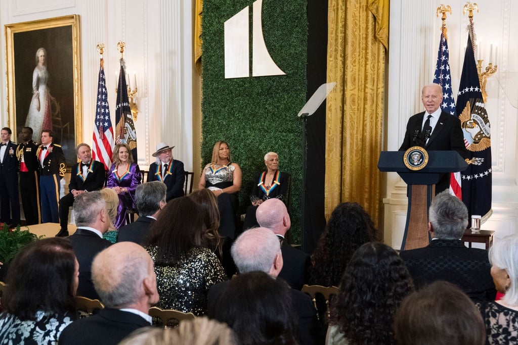 US-Präsident Joe Biden spricht während des Empfangs der Kennedy Center-Ehrengäste.
