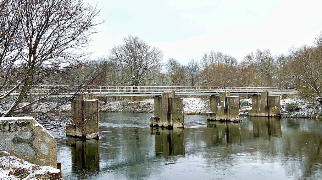 Die seit Jahren aus Sicherheitsgründen gesperrte Brücke über das Muldewehr zwischen Muldenstein und Greppin soll ersetzt werden.