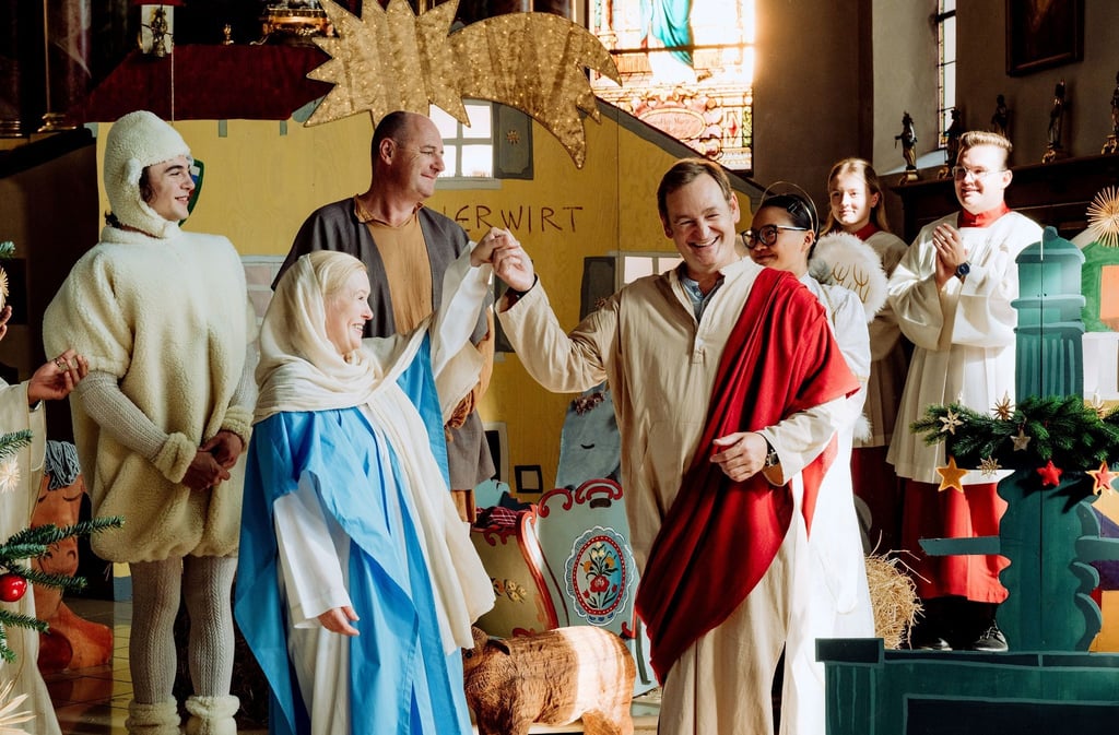 Till (Marinus Hohmann, l-r), Vera (Sybille Waury), Hubert (Bernhard Ulrich), Gregor (Holger Matthias Wilhelm) und Lien (Nui Nguyen) beim Krippenspiel in Folge "Stern über Lansing" der Serie "Dahoam is Dahoam".