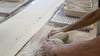 In einer Bäckerei wird Brot verarbeitet.