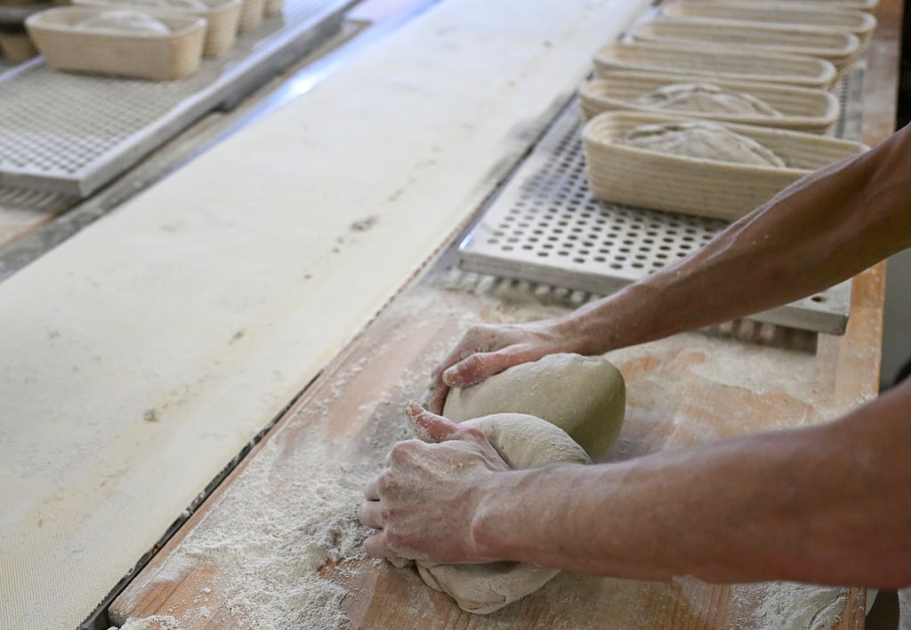 In einer Bäckerei wird Brot verarbeitet.