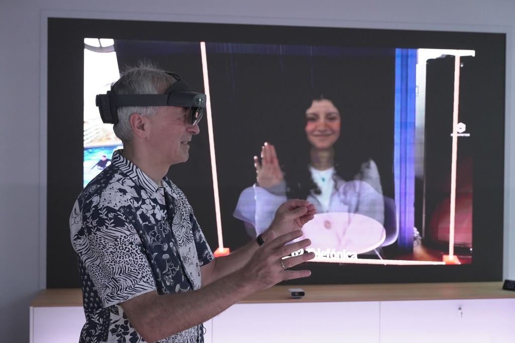 O2-Innovationsmanager Karsten Erlebach spricht via VR-Brille mit seiner Kollegin, die er in der Brille plastisch als Hologramm sieht.