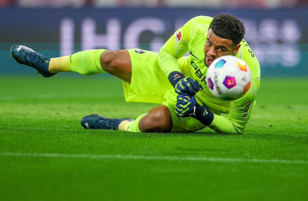 Freiburgs Torwart Noah Atubolu in Aktion.