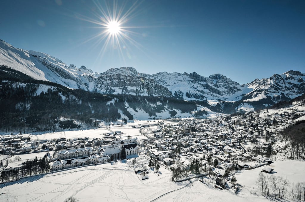Engelberg liegt umrahmt von mächtigen Gipfeln in der Zentralschweiz.
