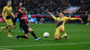 Dortmunds Mats Hummels (r) blockt einen Schuss von Leverkusen Exequiel Palacios.