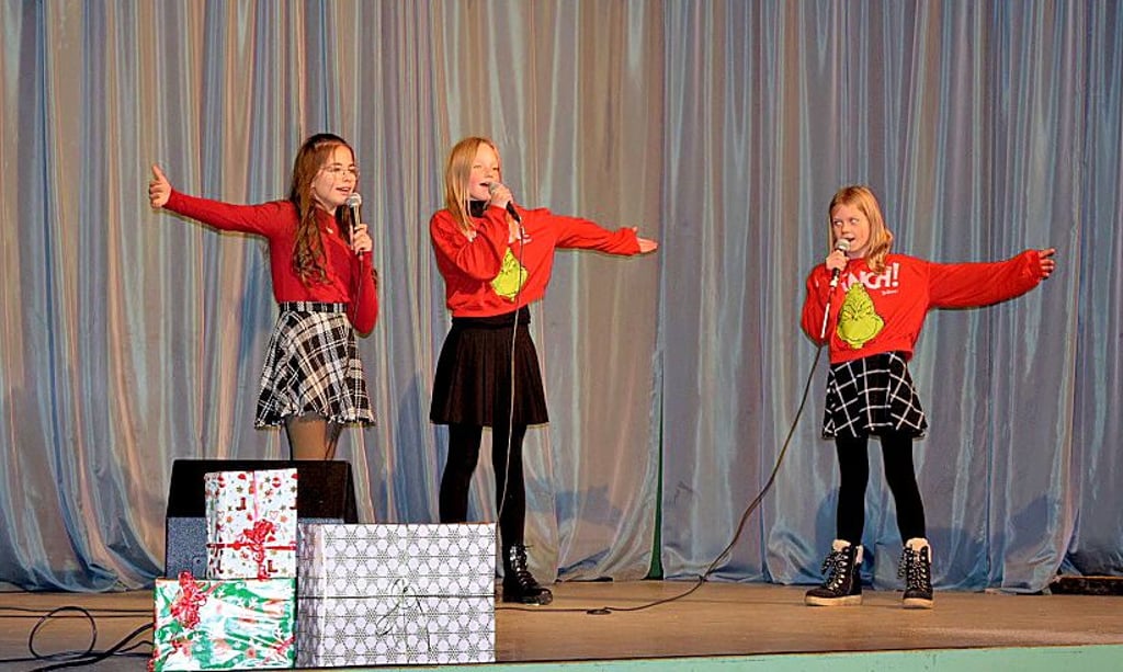 Liana, Arwen und Pauline aus der 5b sangen „Rockin' around the Christmas tree“.