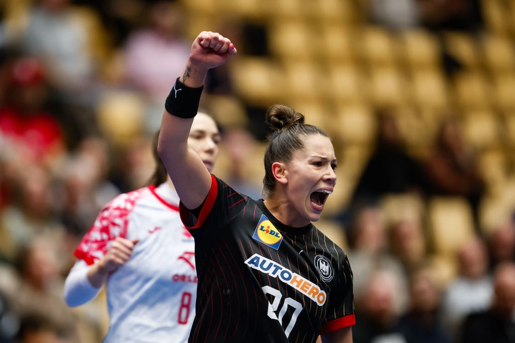 Deutschlands Emily Bölk jubelt über ihren überraschend klaren Sieg gegen Polen.