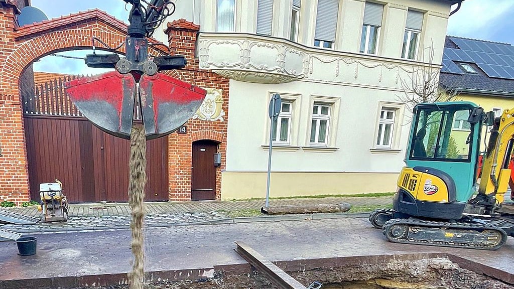 In Möckern-Lühe musste die Straße aufgestemmt und erneuert werden, nachdem es an einer alten Asbestleitung zu einem Leck kam.