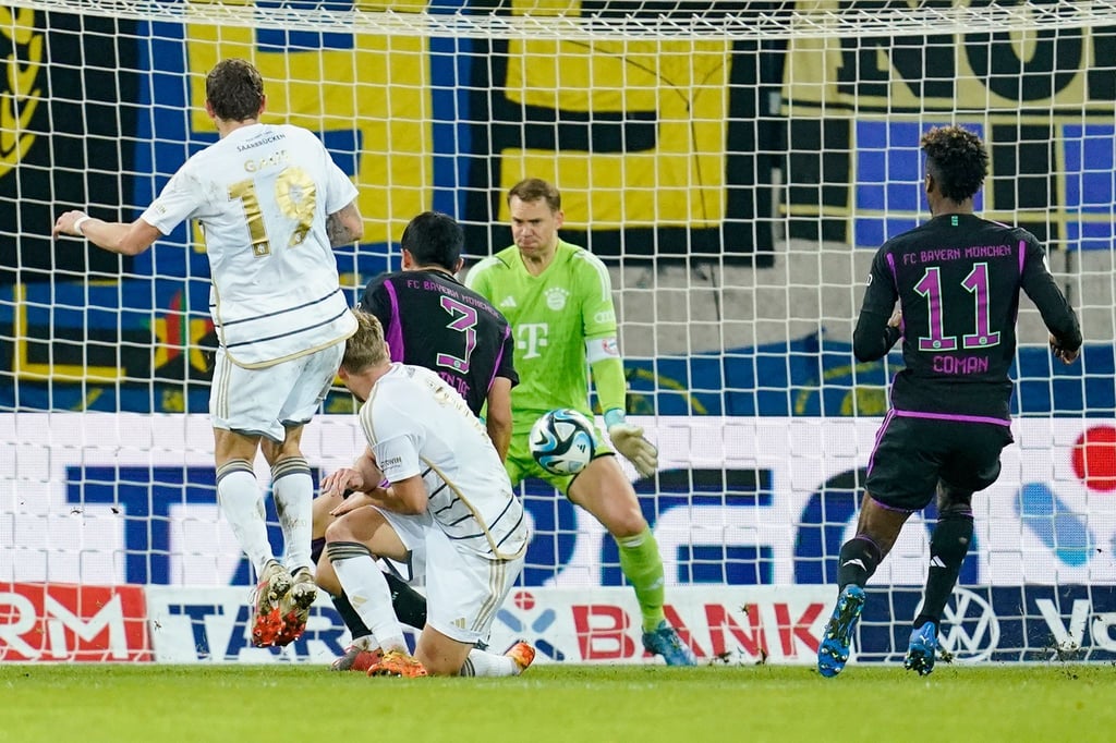 Marcel Gaus (l) schoss Saarbrücken in der Nachspielzeit zum Sieg gegen die Bayern.